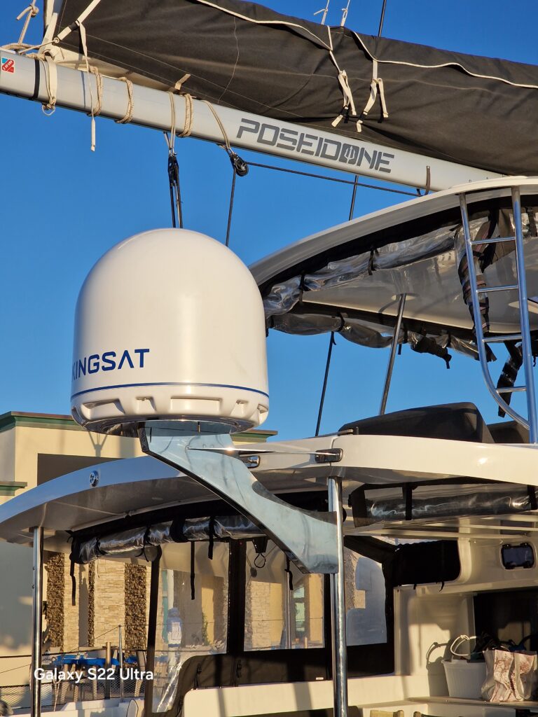 Supporto per antenna satellitare nautica in acciaio inox, realizzato su misura e installato su imbarcazione – EON
